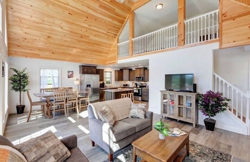 Stamford Ski Chalet | Cozy Country Cabin with Amazing Mountain Farm Views and Nearby Lake! EV-King Bed