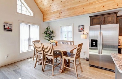 Stamford Ski Chalet | Cozy Country Cabin with Amazing Mountain Farm Views and Nearby Lake! EV-King Bed