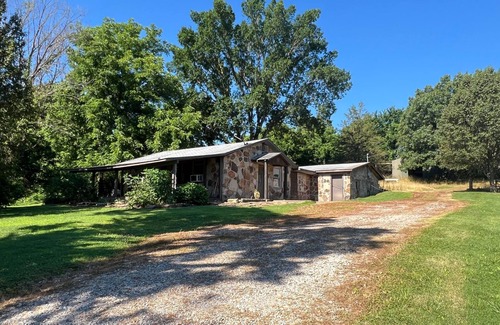 Gassville Cottage | Cozy Country Cottage