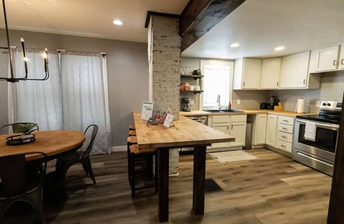 Hastings House | Cozy country home in town