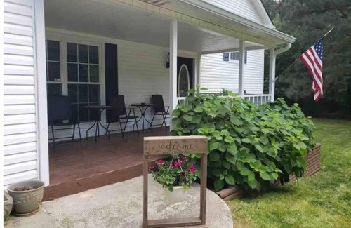 Powder Springs House | Cozy country house w relaxing porch, & back patio.