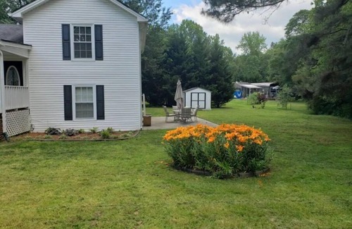 Powder Springs House | Cozy country house w relaxing porch, & back patio.
