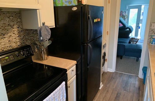 Sneads Ferry House | Cozy couples retreat, dog friendly, 1 block to ocean or sound
