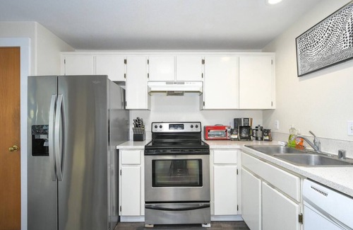 Vancouver House | Cozy Couve Apartment Close to Everything!