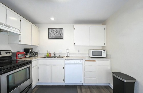 Vancouver House | Cozy Couve Apartment Close to Everything!