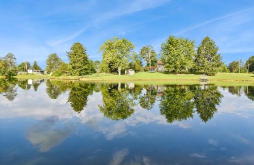 Crossville House | Cozy Cove Escape - Lakeside Retreat cabin