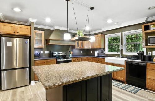 Crossville House | Cozy Cove Escape - Lakeside Retreat cabin