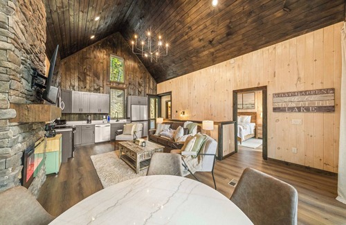 Sevierville Cabin | Cozy Cove Retreat | Hot Tub Lakefront Family-Friendly Cabin
