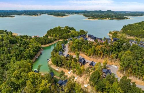 Sevierville House | Cozy Cove Retreat - Hot Tub - Lakefront - Family-Friendly Cabin