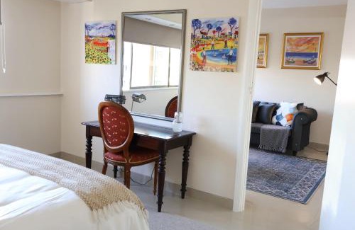 Three Anchor Bay Apartment | Cozy Cove