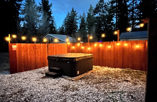 Peter Pan Cabin | Cozy Coy Cabin with AC/Heating & Hot tub