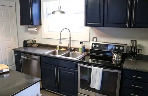 Fort Wayne House | Cozy Craftsman ‘05 near downtown | Pet Friendly!