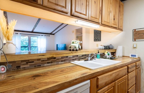Tuckasegee House | Cozy Creek Cottage in Cullowhee/Pet friendly. Continues sounds of the stream.