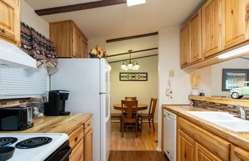 Tuckasegee House | Cozy Creek Cottage in Cullowhee/Pet friendly. Continues sounds of the stream.