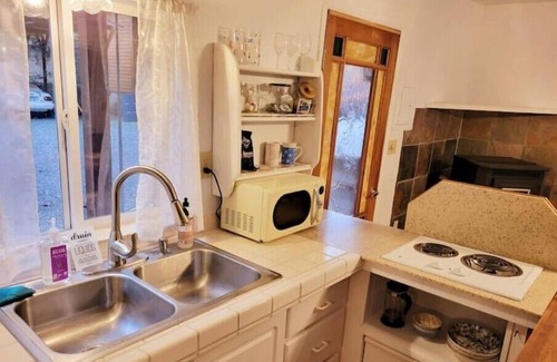 Jacksonville Cabin | Cozy, Creekside Cabin - 5 mins. to Jacksonville