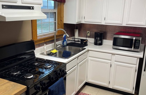 Mountain View Cottage | Cozy Creekside Cottage next to City Park. Walk to mainstreet!