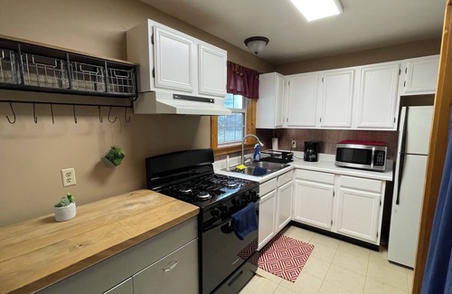 Mountain View Cottage | Cozy Creekside Cottage next to City Park. Walk to mainstreet!