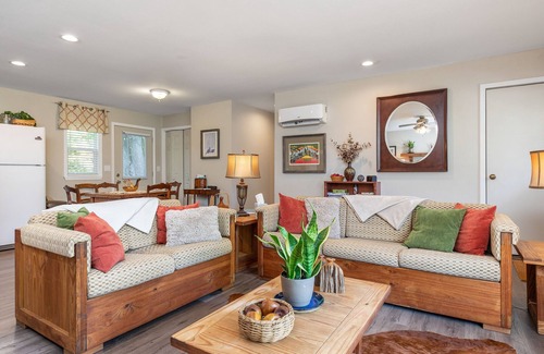 Hamilton House | Cozy, Creekside Cottage