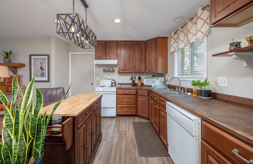 Hamilton House | Cozy, Creekside Cottage