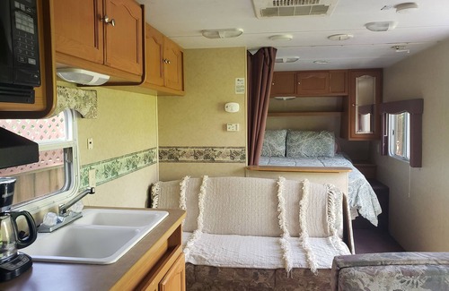 Kemblesville House | Cozy creekside retreat nestled in the SEPA wine region.