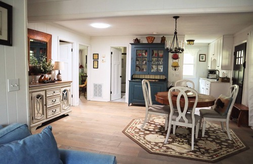 Mirror Lake House | Cozy Cub - Quaint Mirror Lake Cabin