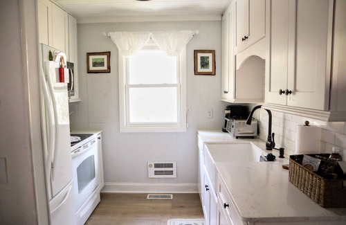 Mirror Lake House | Cozy Cub - Quaint Mirror Lake Cabin