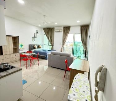 Cyberjaya Apartment | Cozy cybersquare king bed with Netflix free pakin wifi garden view 909