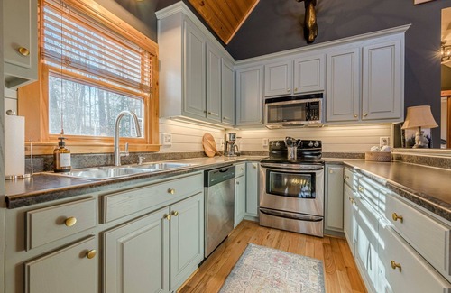 Dahlonega House | Cozy Dahlonega Cabin w/Hot Tub