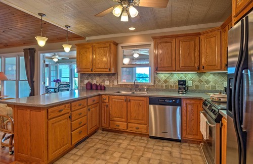 Byrdstown Cabin | Cozy Dale Hollow Lake Cabin w/Deck & Creek Views!
