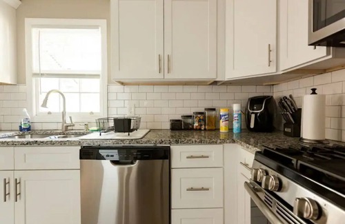 Belvedere Park House | Cozy Decatur Bungalow -10 min. to downtown Atlanta. The Perfect Intown Getaway!