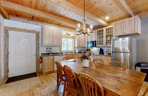 Jeffersonville Condo | Cozy dog-friendly condo w/mtn views, deck, grill, fireplace, firepit, cornhole