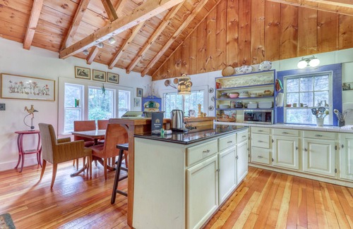 Franconia House | Cozy, dog-friendly cottage w/a full kitchen, furnished deck, & gas grilll