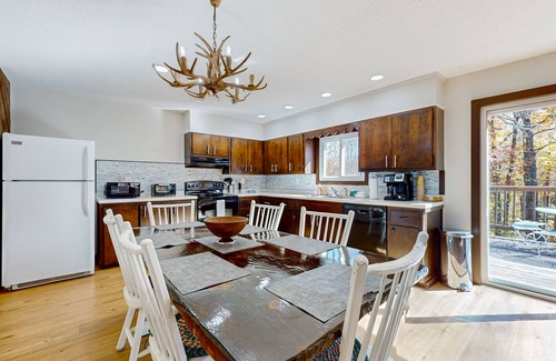 Stratton and Bromley Ski Areas House | Cozy dog-friendly house w/fireplace, firepit, loft, deck, TV's, wifi, kitchen