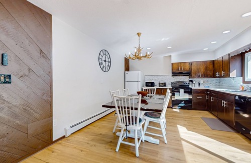 Stratton and Bromley Ski Areas House | Cozy dog-friendly house w/fireplace, firepit, loft, deck, TV's, wifi, kitchen