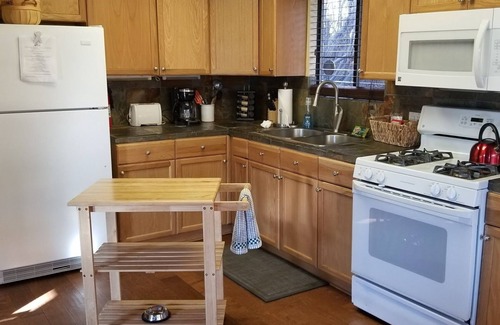Moonridge Cabin | Cozy Dog Friendly Cabin, Sunset/Star Views from Hot Tub. Air Conditioning!