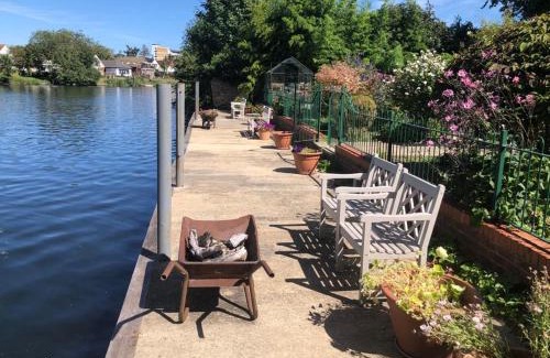 Staines House | Cozy double bedroom in stunning Bungalow on River Thames - near Thorpe Park/Royal Holloway University/20mins from Heathrow