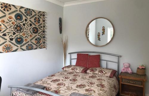 Staines House | Cozy double bedroom in stunning Bungalow on River Thames - near Thorpe Park/Royal Holloway University/20mins from Heathrow