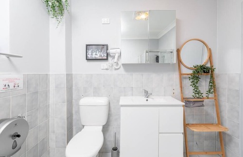 Berala House | Cozy Double Room - Central Spot - Shared Bathroom