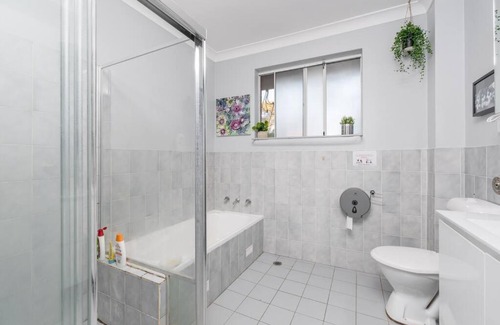 Berala House | Cozy Double Room - Central Spot - Shared Bathroom