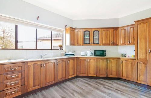 Berala House | Cozy Double Room - Mins to Station & Olympic Park - Shared Bathroom