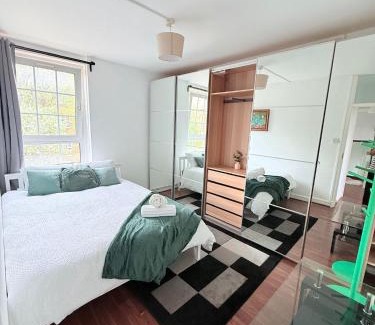 Shadwell House | Cozy Double Room Retreat-Private room with shared bathroom -king size bed, near Station, for 2 ppl near Central LONDON