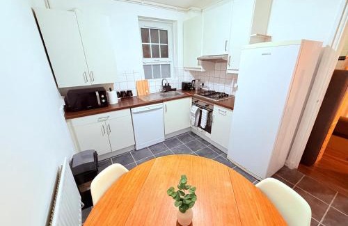 Shadwell House | Cozy Double Room Retreat-Private room with shared bathroom -king size bed, near Station, for 2 ppl near Central LONDON
