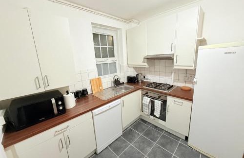 Shadwell House | Cozy Double Room Retreat-Private room with shared bathroom -king size bed, near Station, for 2 ppl near Central LONDON