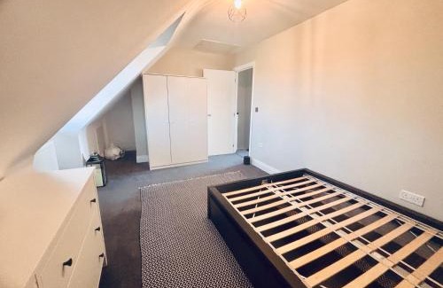 Peterborough House | Cozy Double Room with Private Shower in Hampton Lakes