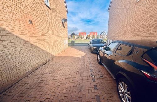 Peterborough House | Cozy Double Room with Private Shower in Hampton Lakes