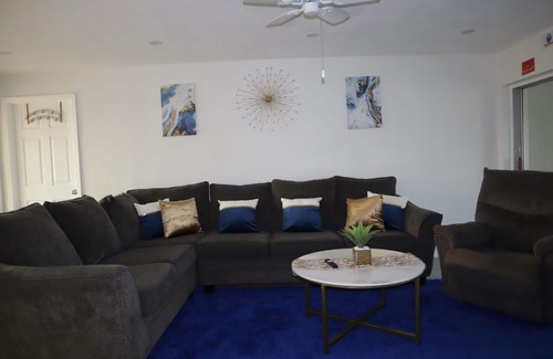Caloosahatchee House | Cozy Downtown 3BR w/ Games Gym Pets Grill