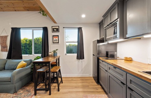 Garfield House | Cozy Downtown Bungalow Retreat with Sauna, Wifi, & Games!