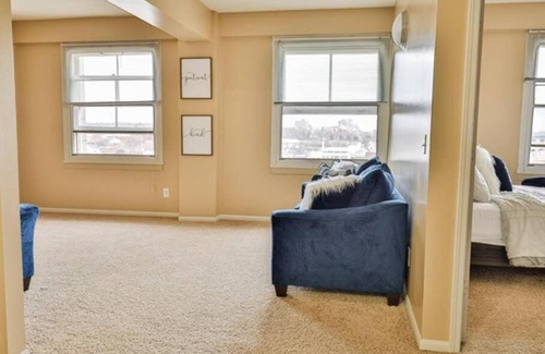 Downtown Omaha Apartment | Cozy Downtown Condo w/ Blue Sky Views