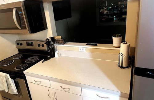Downtown Omaha Apartment | Cozy Downtown Condo w/ Blue Sky Views