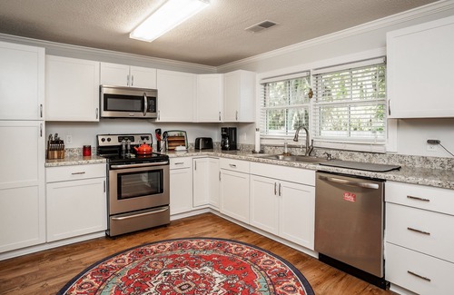 Northwest Quadrant House | Cozy Downtown Cottage - 0.7 mi walk to downtown!